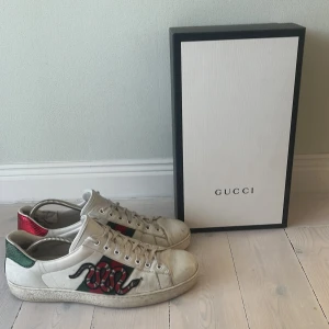 Gucci Ace Skor - Säljer dessa Gucci Ace skorna i storlek 44 pågrund utav att de inte kommer till användning längre. Og pris- 8850kr, mitt pris: 2299kr. Helt okej skick, en liten lagning man kan se på sista bilden. Box, dustbags och kvitto finns ✅ Mer info i dm😀