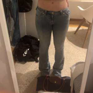 Säljer dessa true religion jeans då jag hade fått mer användning av ett par mörkblå. storlek 25 men stretshiga så skulle passa en 26/27. ❤️ köpta för 1300