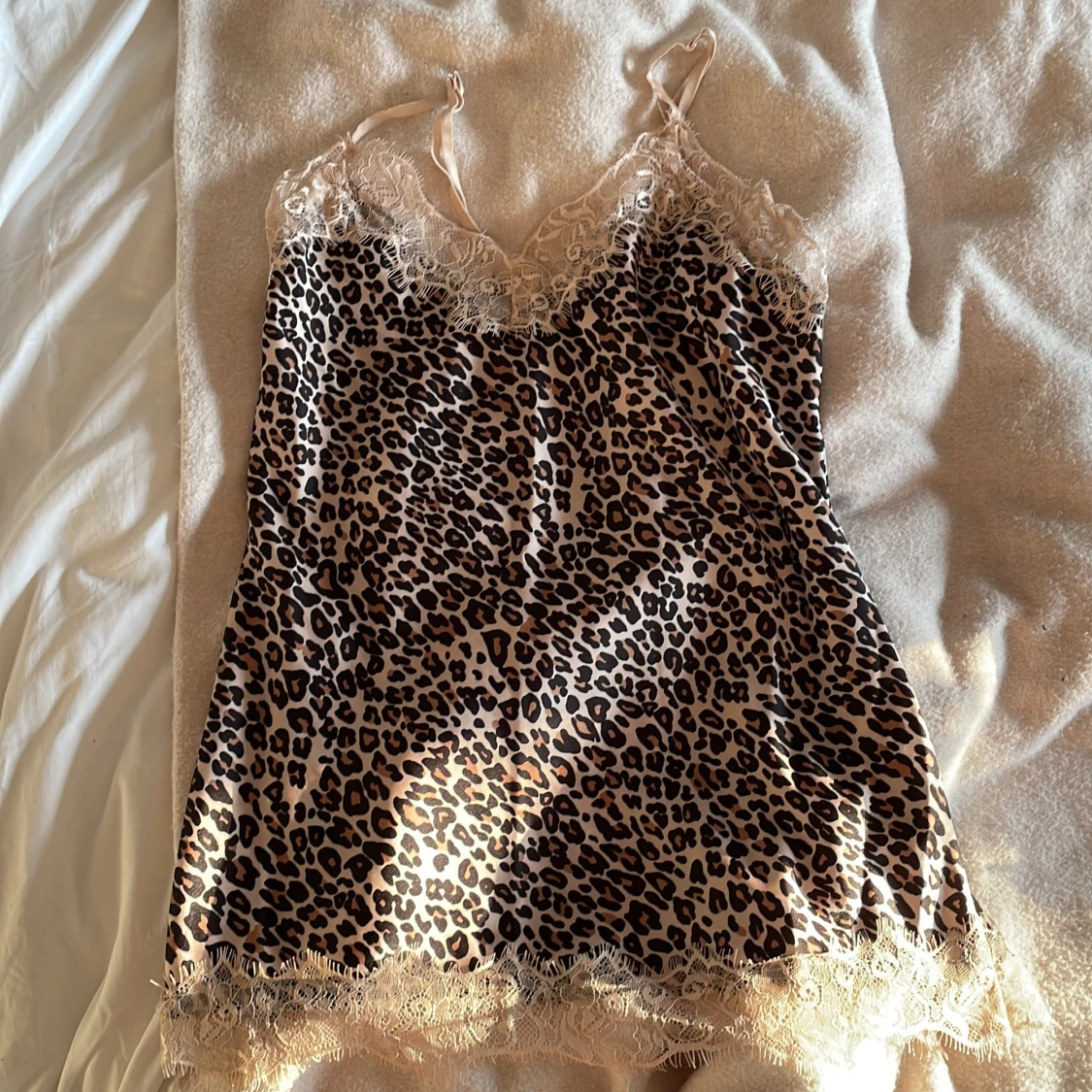 Leopardmönstrad tröja med spetsdetaljer