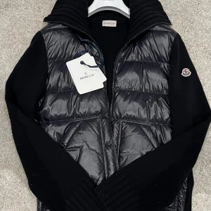 Moncler tricot cardigan - Cond: 8,5/10 Size: Medium Retail: 7999:- Vårt pris: 4500:-  Köpt från wakakuu!! Kvitto finns!!!