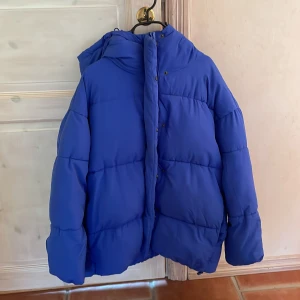 Blå vinterjacka💙 - Jättefin blå vinterjacka från Monki💙 Säljer då jag har fått en ny vinterjacka🤗Ställ gärna frågor så försöker jag svara så fort som möjligt🥰