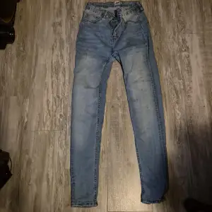 Blå jeans sitter bra men är för långa för mig