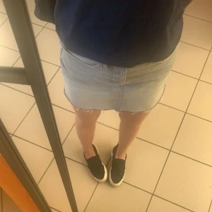 Grå jeanskjol - Säljer min gråa jeanskjol från lager 157. Den är i storlek xs och i bra skick! (står ej för frakt💘)