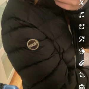 Äkta colmar jacka  - Den är sönder vid dragkedjan och går inte och stänga. Jag tror det är enkelt att fixa men jag har inte haft kunnigheten till att laga den. Aningen kan man kanske laga den hemma eller så kan man nog lämna in den hos något proffs. Den går iaf laga. 