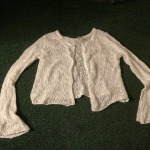 Jette söt stickad bolero ish  - Jette söt stickad bolero med långa ärmar i superfint skick!💕
