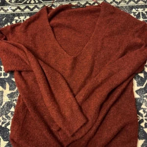 Stickad tröja - Stickad tröja i storlek M använda fåtalsgånger