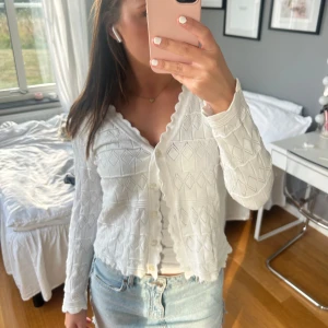 Stickad Kofta  - Super fin mönstrad stickad kofta, knapöt anvånd och i fint skick