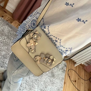 Supersöt väska! - Supersöt väska perfekt nu till hösten! Pris kan alltid diskuteras!💕🤗