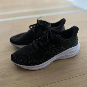 Skor - Gympaskor/joggningsskor Inte använda, helt nya  Storlek 38