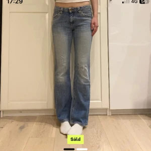 lågmidjade bootcut jeans! - säljer demhär jeansen från lee då det var för stora💓 köpta här från plick! (bilderna är inte mina”