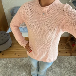 Rosa stickad tröja! - Superfin rosa stickad tröja som är perfekt nu till höstoutfitsen! Storlek xs men skulle säga att de passar xs-m.Pris kan diskuteras!🧸🤗💕