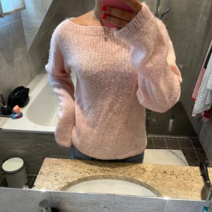 Supermysig rosa stickad tröja! - Supergosig rosa stickad tröja som passar perfekt nu till hösten! Står ingen storlek men skulle säga att det passar S/M. Pris kan diskuteras!🤗💕