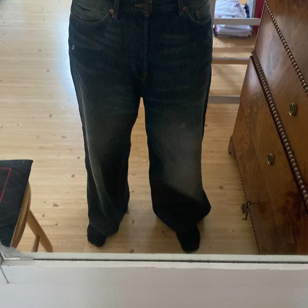 Weekday Baggy Jeans mörkblåa. Uppsydda jeans eftersom de var för långa. Passar om man är ungefär 175-182. Storlekarna är W29 och L32 men L30 efter att jag sytt upp de. . Farkut & Housut.