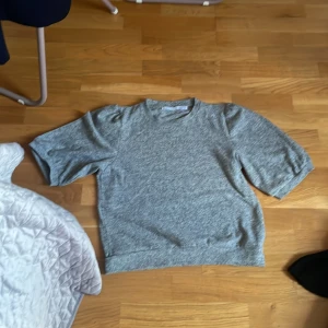 Snygg grå väska  - aldrig använd är ny 