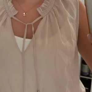 jättefin blus - fin och skön blus, inte använd så mycket. Lätt och skönt tyg