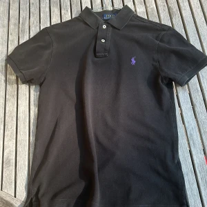 Ralph Lauren pike - Säjer den här Ralph Lauren pikén i storlek S! Skick 8/10. Pris kan diskuteras vid snabb affär!