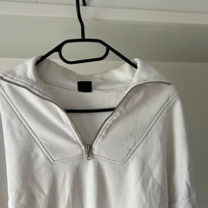 Sweatshirt - Så fin sweatshirt med dragkedjadetalj.🤍