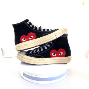 Commes Des Garçons Play X Converse chuck taylor - Converse Chuck Taylor ’70 High Black. Storlek 42,5 och TTS. Nypris 1650kr. Välanvända med defekter . Ikoniska & stilrena, passar till allt. Det klassiska ”hjärtat” på sidorna. Bekväma & kvalitativa. Pris kan diskuteras. Hörs i DM! 