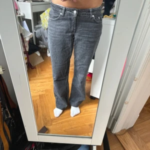Lågmidjade jeans från Weekday - Säljer dessa populära lågmidjade jeans från weekday i modellen arrow. Byxorna är svarta/grå och säljes då de tyvärr inte kommer till användning. Storlek 24/30❤️