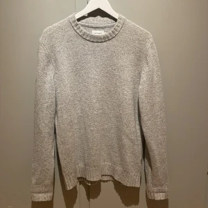 Ulltröja - Säljer en nästintill helt ny stickad ulltröja från East West. Endast prövad så i mycket gott skick. Tröja är i storlek M.