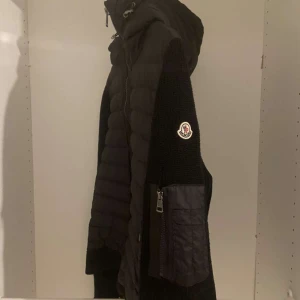 Moncler cardigan - Säljer min Moncler cardigan 8/10 i Skick inte använda så många gånger storlek L (pris kan diskuteras i snabb affär)