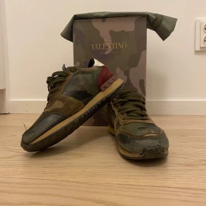 Valentino rockrunners. Peace edition - Jag säljer min Valentino skor då skorna har blivit för små.skorna är i bra skick. Det enda som är skadat är lappen på tungan, men den kan enkelt sys fast igen. Pris kan diskuteras vid snabb affär. STÅR EJ FÖR FRAKT.
