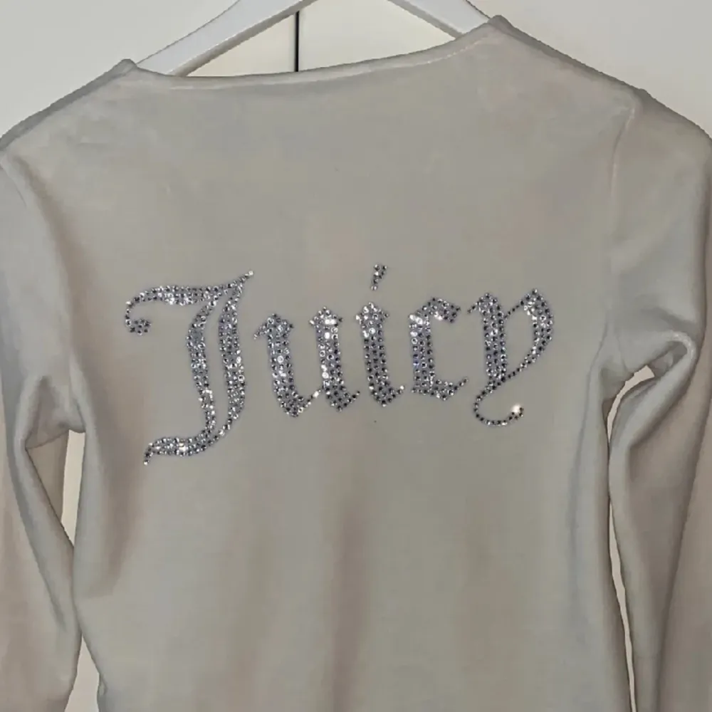 Jätte fin Juicy Couture tröja, knappt använd. Så fin 😍 alla paljetter kvar!. Hoodies.