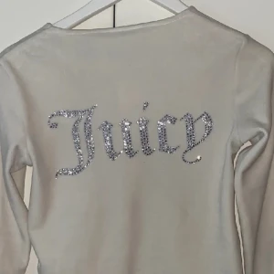 Juicy Couture kofta/tröja - Jätte fin Juicy Couture tröja, knappt använd. Så fin 😍 alla paljetter kvar!