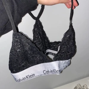 Calvin Klein spets bh - Som ny, aldrig använd då den är för liten. Storlek M men den passar knappt mej som har S