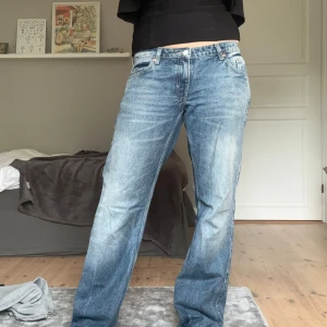 Weekday jeans - Skitsnygga jeans från Weekday i modellen Arrow☺️ Säljer pga lite för långa! Jätte fint skick och är knappt använda🥰 pris går att diskuteras💕 