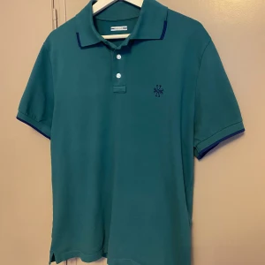 Jacob Cohën piké  - Sjukt snygg piké från Jacob Cohën🔥 Skick 10/10 andvänt två gånger  Köpt på Season man i Jönköping  Ny pris på 2100kr Bara att skriva om du har frågor   