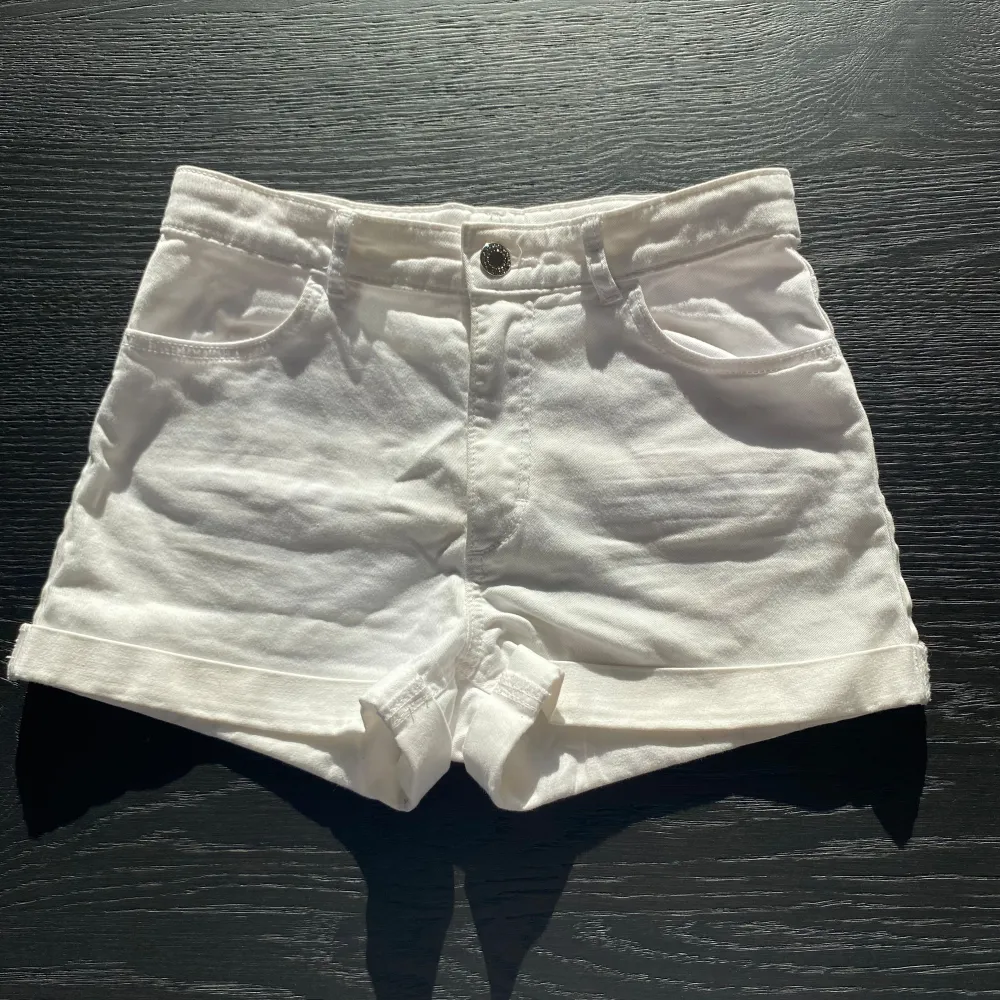 Vita jeansshorts från hm🥰. Shorts.