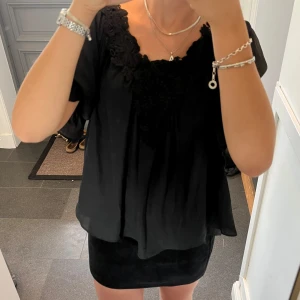 Svart spetstopp  - Svart blus med spets från Zara i storlek M. Nyskick, lappen kvar. Använd gärna köp nu!