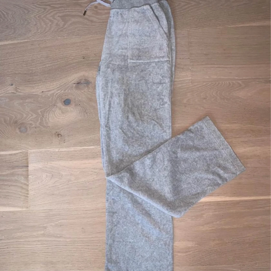 Grå mjukisbyxor med hög midja - 2