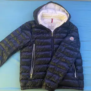 Svart Moncler Galion Down Jacka. Köpt från MyTheresa. Order Confirmation och Kvitto finns.  Väldigt Unik. Storlek 3 / Medium.  Sällan använd, i Nyskick. Dustbag ingår, samt lådan från MyTheresa om man vill ha den. 