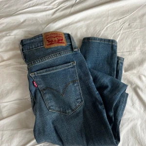 Blåa Levis jeans 711 Skinny - Väldigt bra skick, knappast använda. Storlek 25. Köpta i Levis butik i USA för flera år sedan.