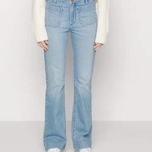 Wrangler jeans  - Säljer mina jättesnygga wragler jeans pga att dom har blivit försmå Lite slitna nedtill Köpte för 950💋