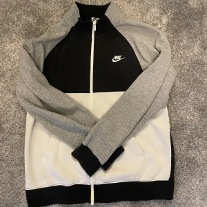 Nike tröja - Nike Tröja | Inga defekter | Storlek M - Säljer billigt då jag bytt stil