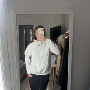 Vit/krämvit hoodie från STAY i storlek S - Nästan aldrig använd, bra skick. 🥰