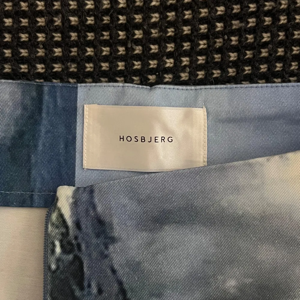 Ett par bootcut byxor med grafiskt tryck, hög midja, dragkedja fram. Jeans & Byxor.