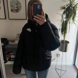 Nike pufferjacket, använd 1 säsong, inga defekter, varm o skönt perfekt till hösten och vintern, nypris 1400kr