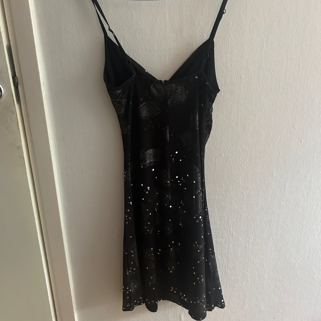 Svart glittrig klänning - 90