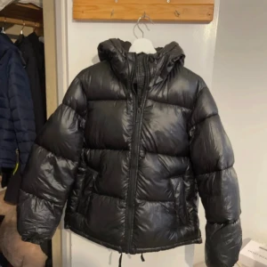 jacka  - jacka från hm använd fåtal gånger förra vintern 
