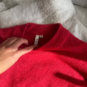 Röd tjocktröja, Nelly, XS  - En röd stickad oversized tröja i storlek XS från Nelly.  Använd ett antal gånger.   Köparen står för frakten och det går ej att returnera ❣️