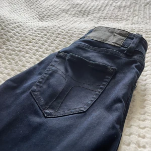 Jeans från tiger of sweden - Ett par svarta tajta jeans från tiger of sweden. Använd två gånger, storlek S men passar XS/S😊🌼