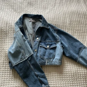 Jeansjacka från zara - En snygg blå jeansjacka som är croppad,  från zara i storlek S. Använd en gång😊