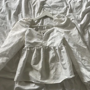 Blus  - Vit blus från bikbok storlek s 💗
