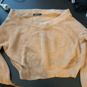 Stickad Gina tricot tröja - Stickad tröja från Gina tricot, väldigt tjock men väldigt fin, åt det kortare håller, är 157 och tröjan täcker magen men sträcker jag på mig kan man se midjan, vilket är hela grejen. Köpt för 300