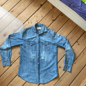 Ralph lauren skjorta - Jeansskjortora i jätte bra skick  Snygga slitningar  Ralph lauren 