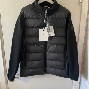 Moncler cardigan - Tja säljer nu min feta Moncler Cardigan i färgen svart i storlek 3/ som motsvarar storlek L, den är i fint skick, tags och sånt medföljer och kvitto kan skickas pm, skriv om ni har några funderingar